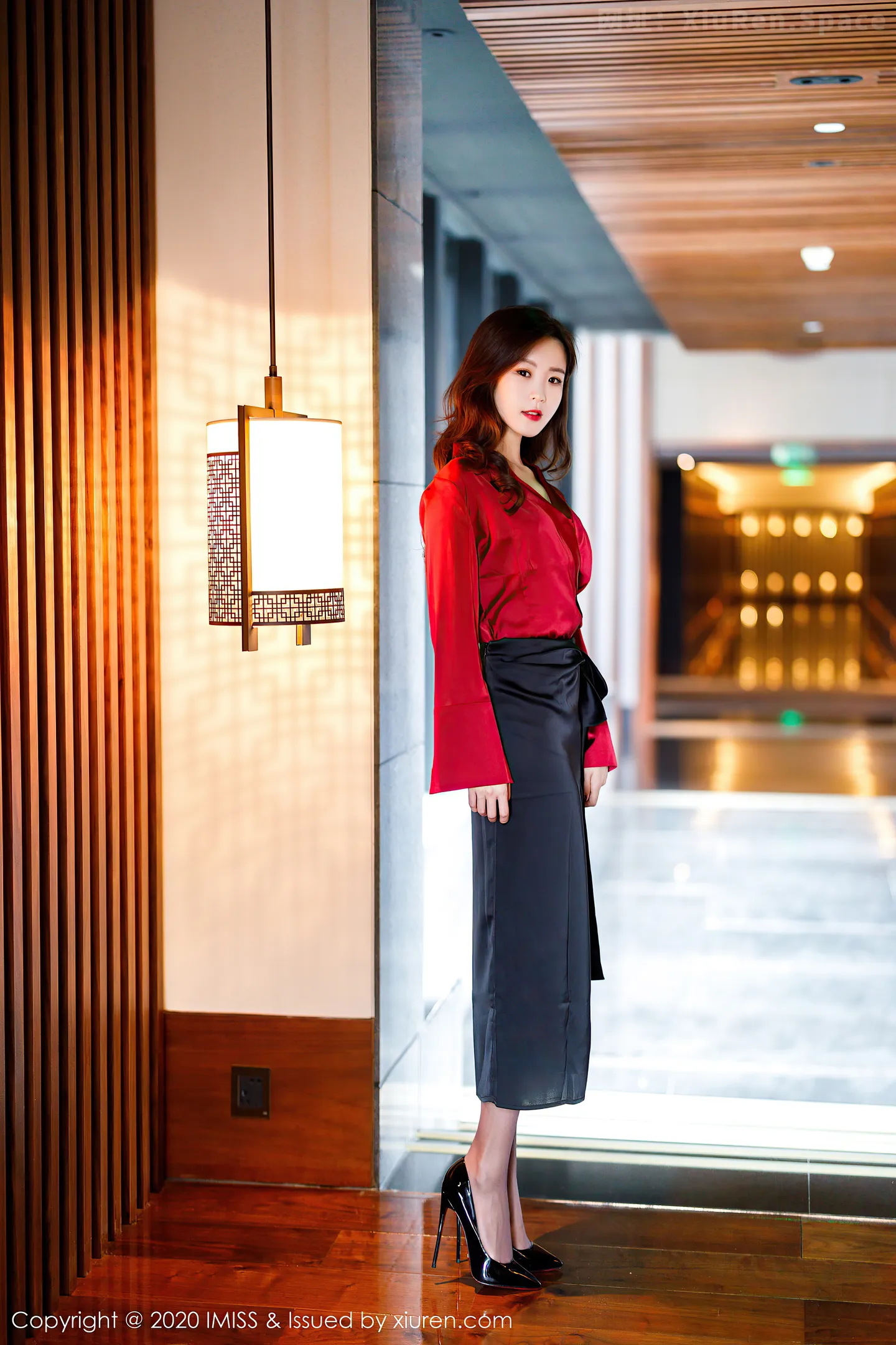 图片[2]-[IMISS爱蜜社]Vol.502 嫩模杨紫嫣Cynthia心愿旅拍红色典雅礼裙配黑丝裤袜诱惑写真55P-秀人网官方网站